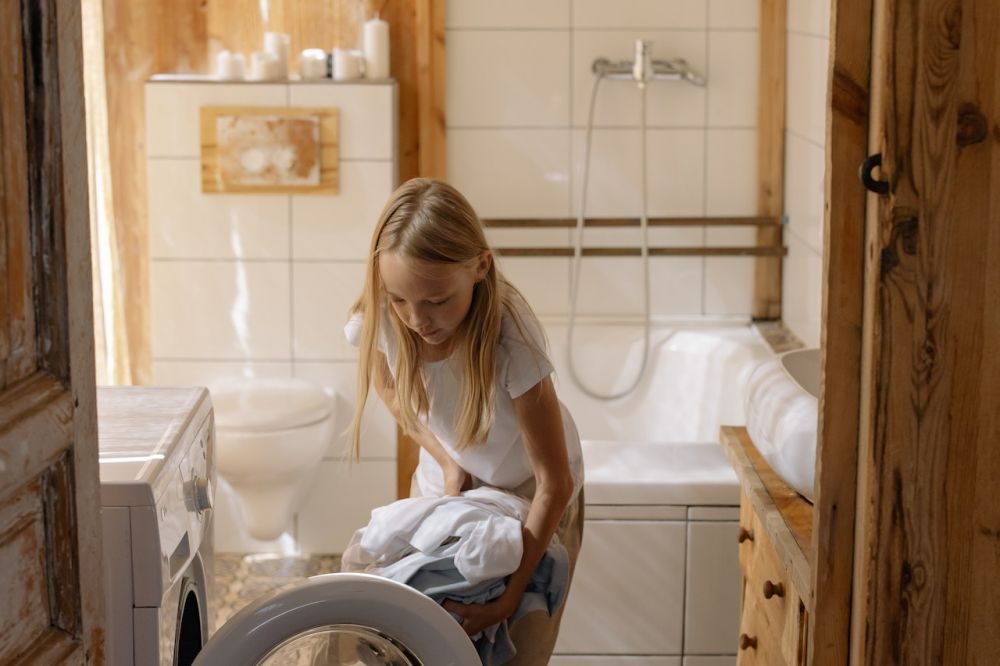 5 Bau Pakaian yang Sulit Dihilangkan dan Cara Mencucinya