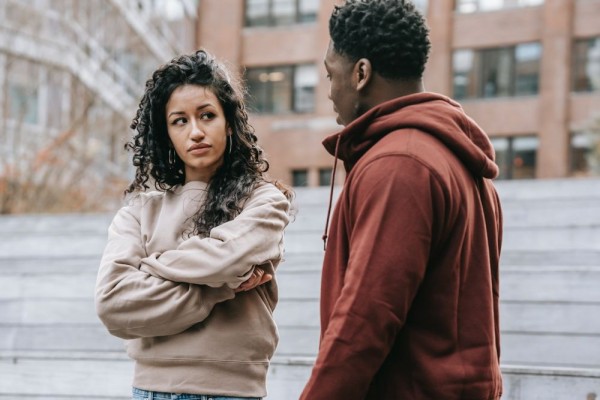 5 Tips Elegan Hadapi Pasangan yang Gemar Flirting ke Orang Lain