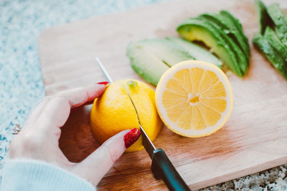 8 Alat Dapur yang Bisa Dibersihkan Lemon, Auto Kinclong!