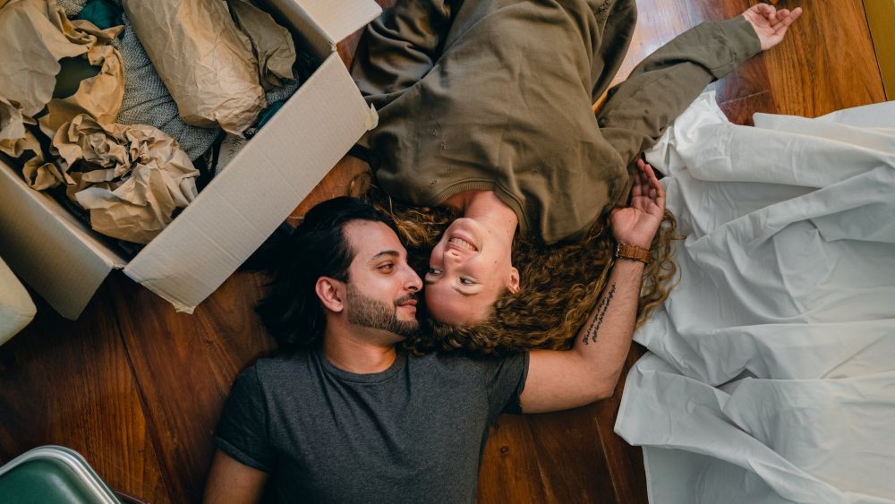 5 Cara Simpel Tetap Dekat dengan Pasangan Meski Harimu Sibuk