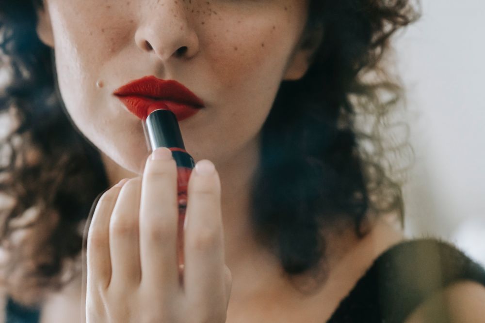 9 Cara Alami dan Sehat Bikin Bibir Merah Merona, Gak Kaleng-kaleng