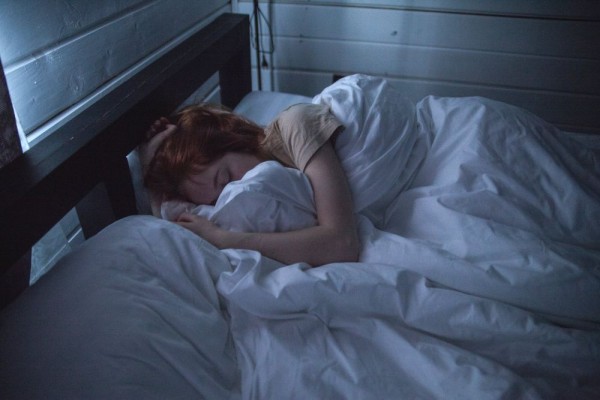 5 Tips Mengatasi Tidur Ngiler yang Bikin Tak Nyaman, Gak Perlu Malu!