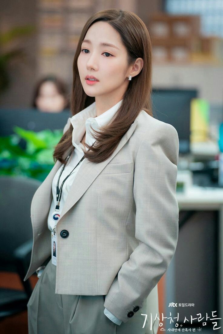 9 Ide Outfit Kantoran Park Min Young, Cool Tapi Manis!