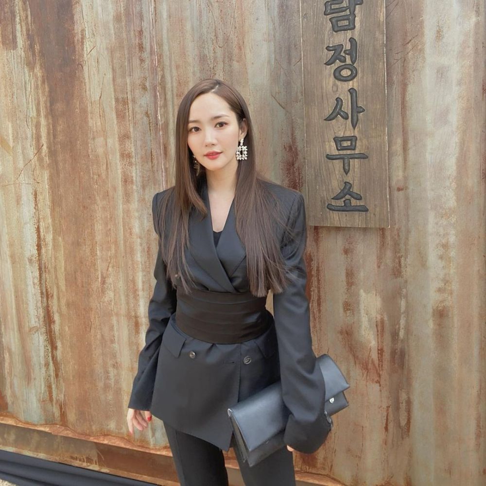 9 Ide Outfit Kantoran Park Min Young, Cool Tapi Manis!