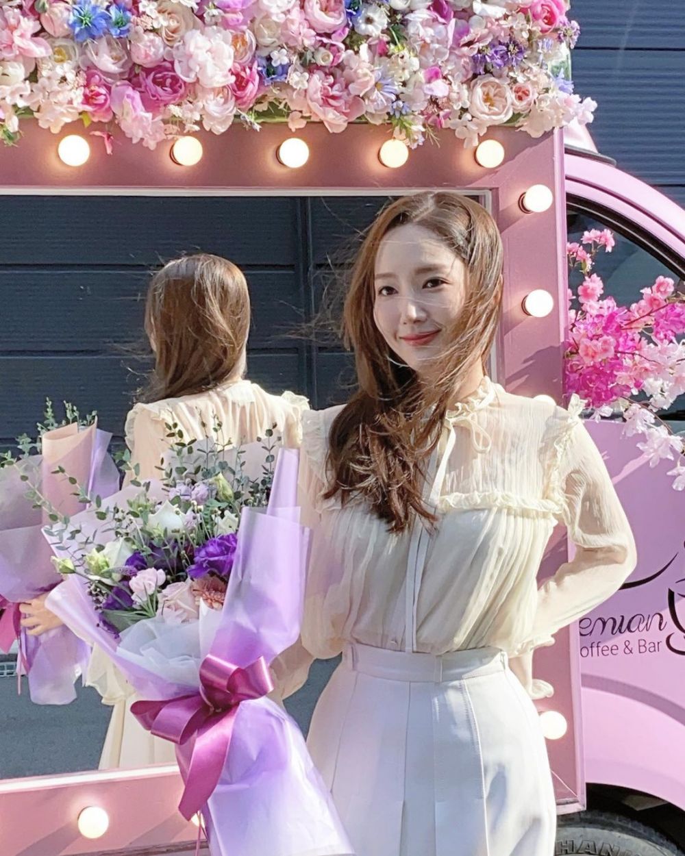 9 Ide Outfit Kantoran Park Min Young, Cool Tapi Manis!