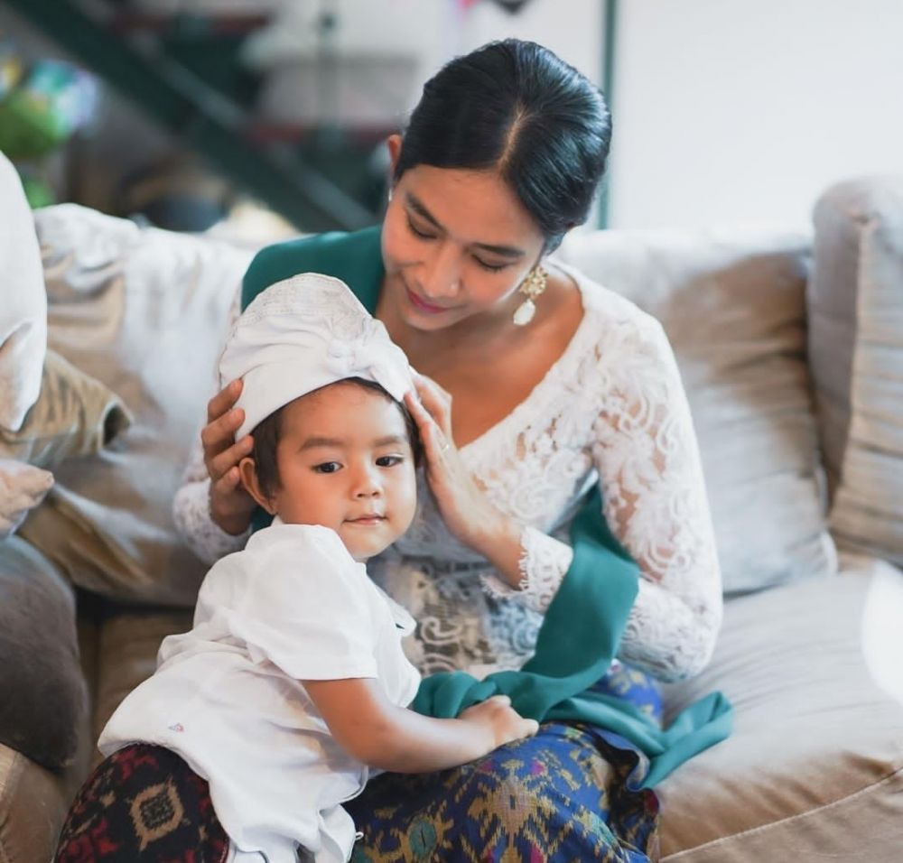 Dinikahi Bangsawan Bali, 9 Potret Happy Salma Momong Putra Bungsu