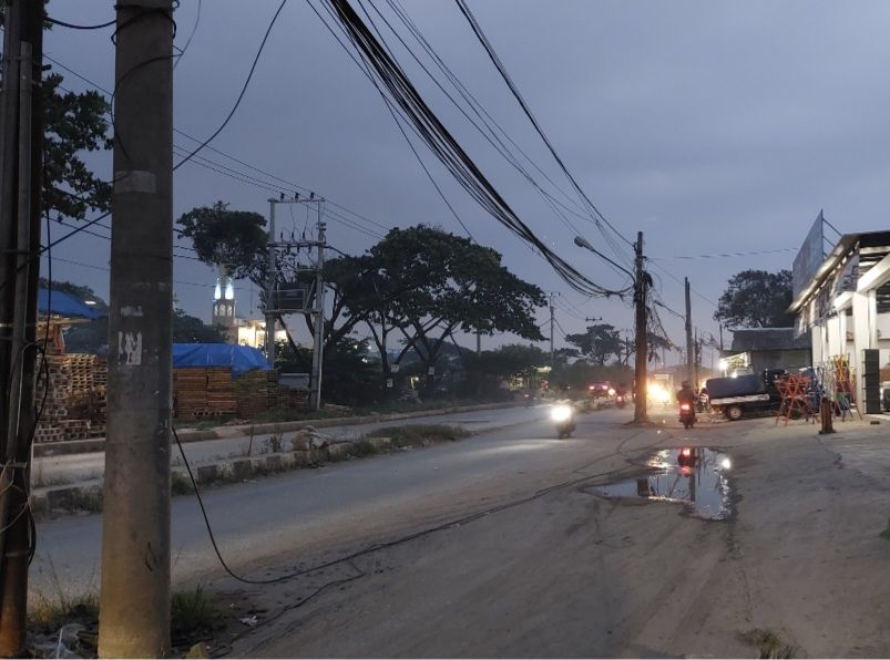 Semrawut Tiang Listrik di Tengah Jalan Raya Prancis Tangerang