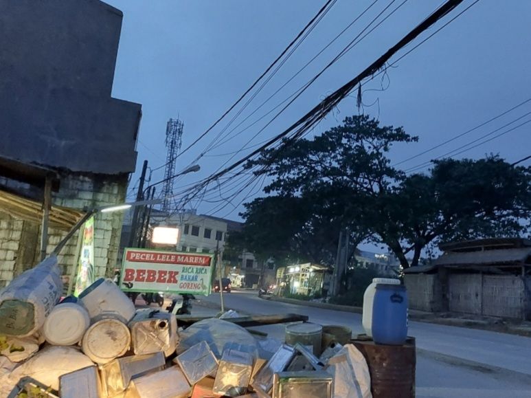 Semrawut Tiang Listrik di Tengah Jalan Raya Prancis Tangerang