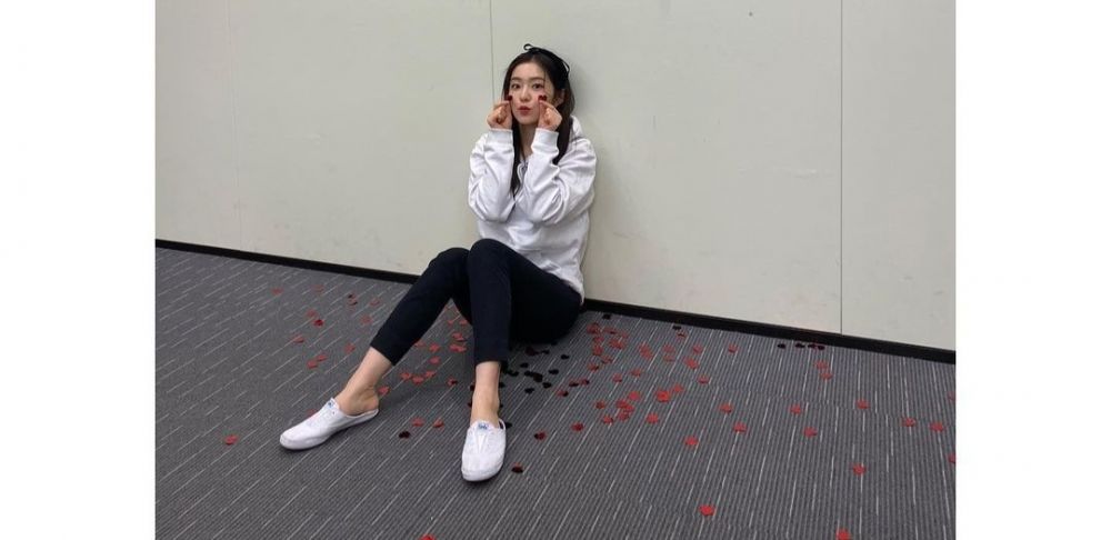10 Inspirasi Outfit Kuliah ala Member Red Velvet, Keren saat Ngampus