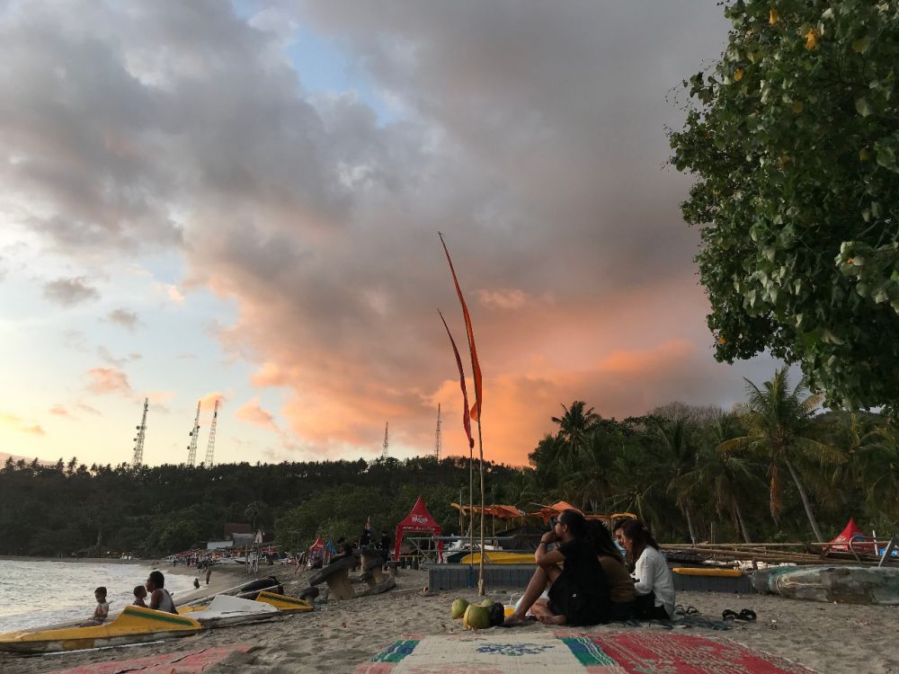 10 Potret Terbaru Pantai Senggigi di Sore Hari, Pemandangannya Indah! 