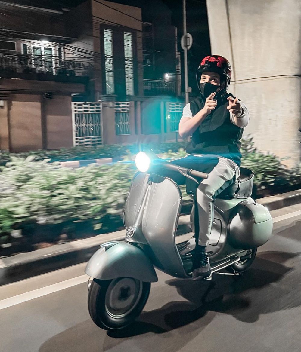 9 Potret Atta Halilintar saat Berpose dengan Vespa Kesayangan