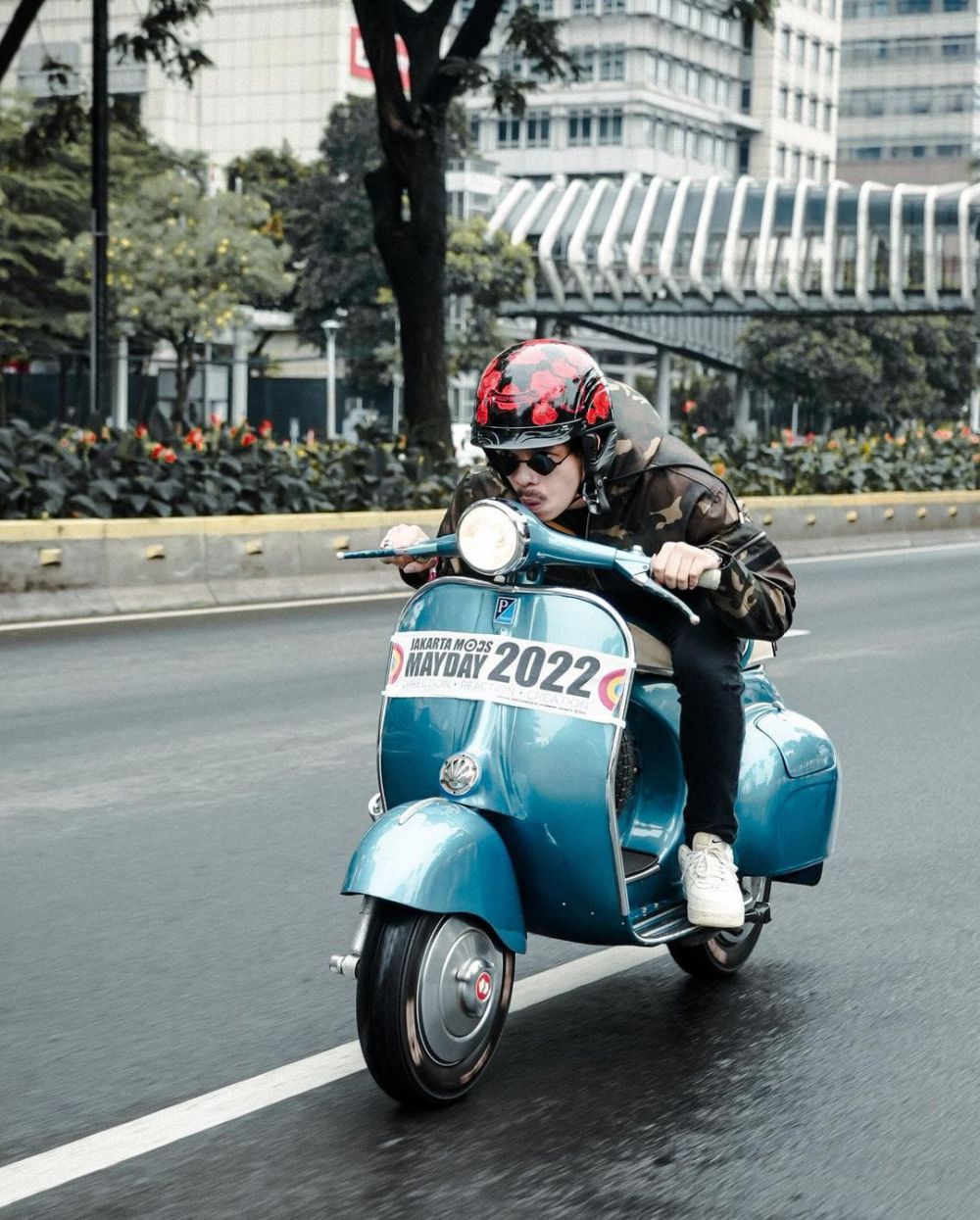 9 Potret Atta Halilintar saat Berpose dengan Vespa Kesayangan