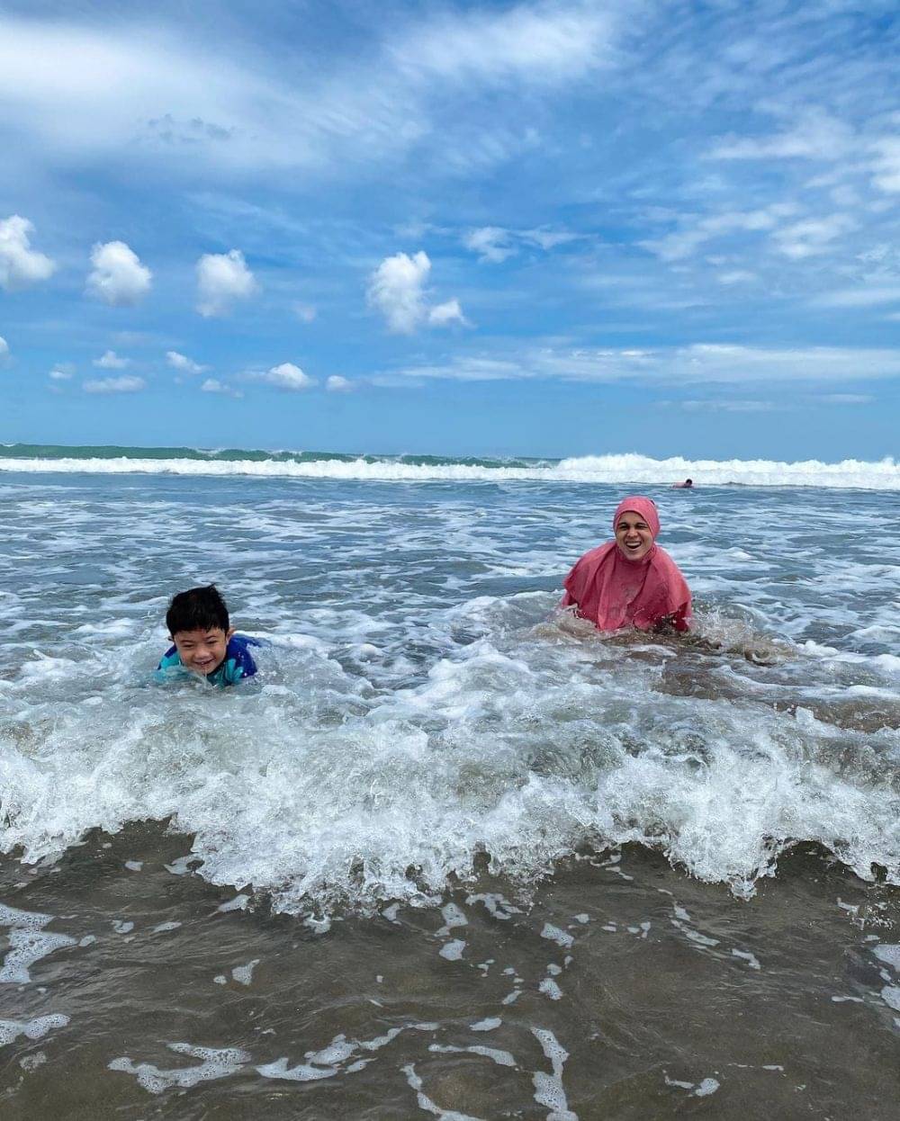 Potret Keluarga Rizky Kinos Liburan Ke Bali, Seru Di Pantai!