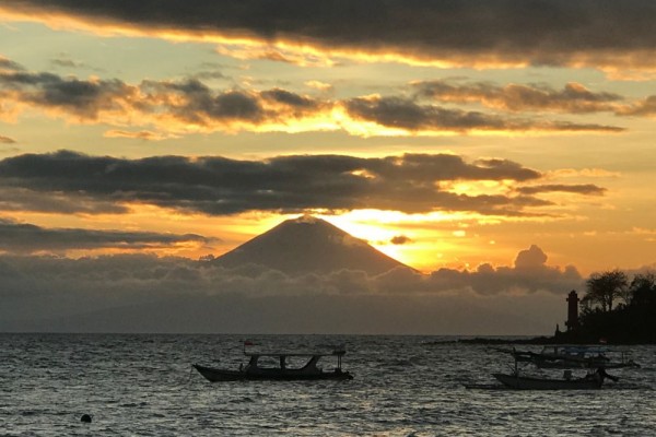 10 Potret Terbaru Pantai Senggigi di Sore Hari, Pemandangannya Indah!