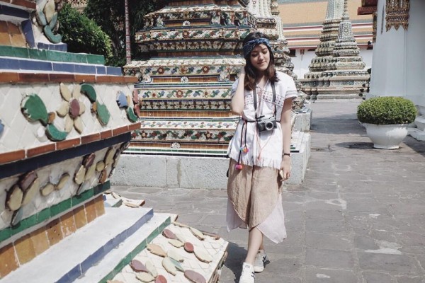 10 Inspirasi OOTD Traveling ala Ify Alyssa, Modis Abis!