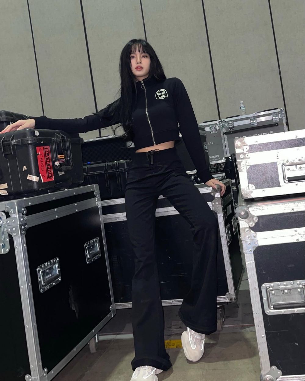 9 Inspirasi Outfit One Set ala Lisa BLACKPINK, Chic dan Praktis!   