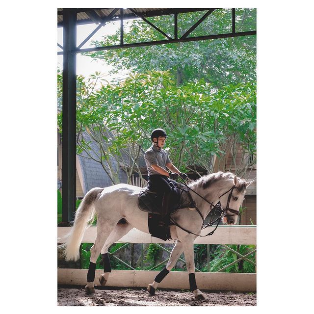 10 Potret Jordi Onsu Habiskan Waktu dengan Kuda Kesayangannya
