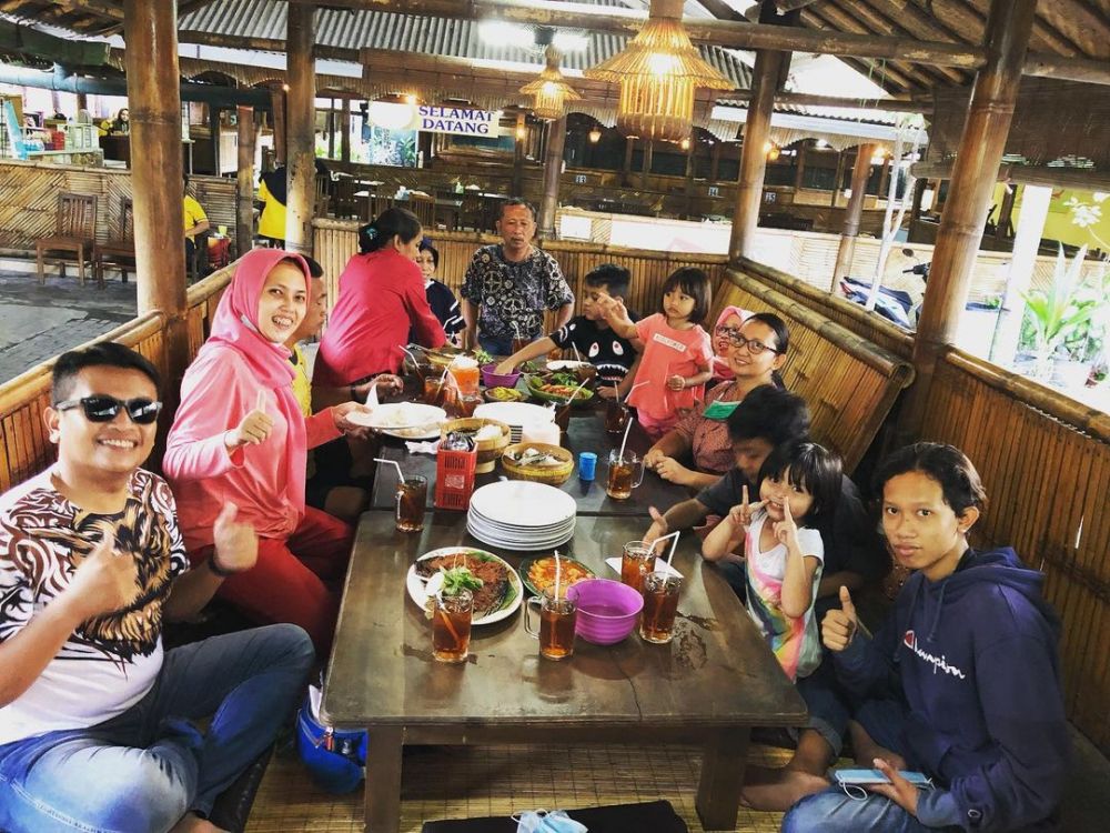 7 Tempat Makan Lesehan di Surabaya, Lezat dengan Menu Beragam