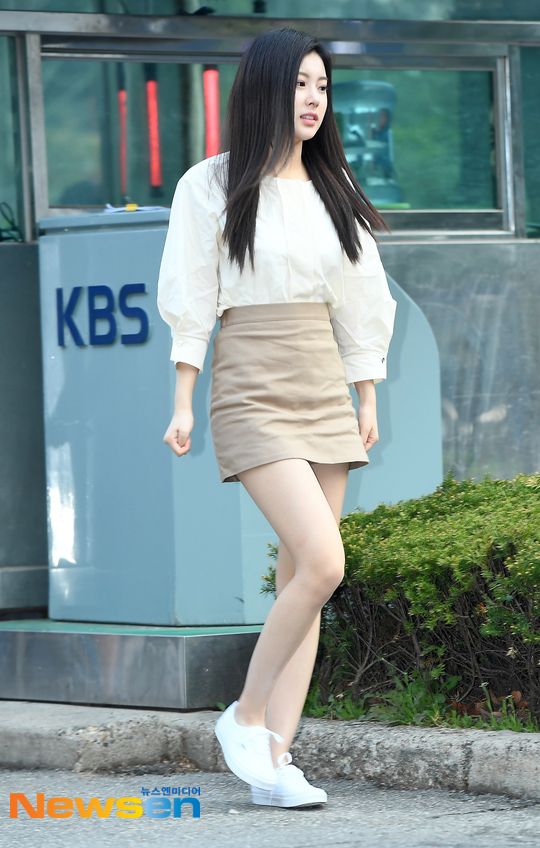 15 Ide Outfit Hangout ala Kang Hyewon Eks IZ*ONE, Kasual Simpel!