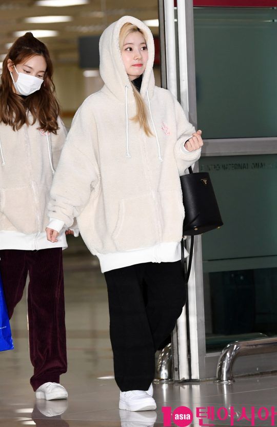 12 Airport Fashion Super Catchy ala Dahyun Twice, Ide Daily Outfit!