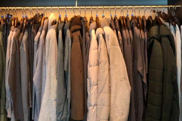 5 Tips Hilangkan Bau Apak pada Pakaian saat Baju Susah Kering
