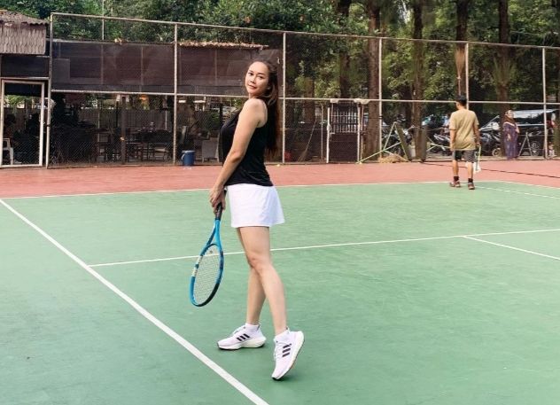 9 Seleb Perempuan Hobi Main Tenis, Gaya Mainnya Bak Atlet Pro