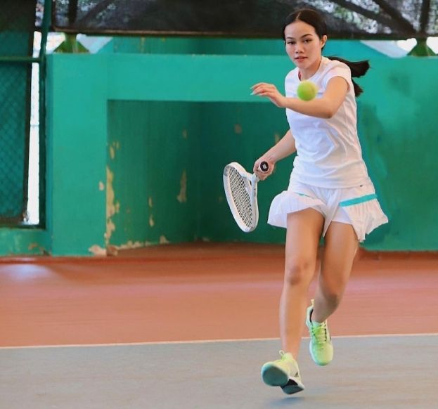 9 Seleb Perempuan Hobi Main Tenis, Gaya Mainnya Bak Atlet Pro