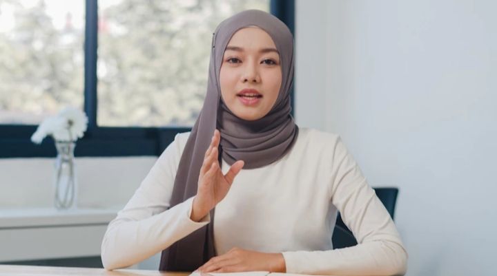 10 Tips Jadi Wanita Elegan ala Farah Quinn, Perhatikan Gestur