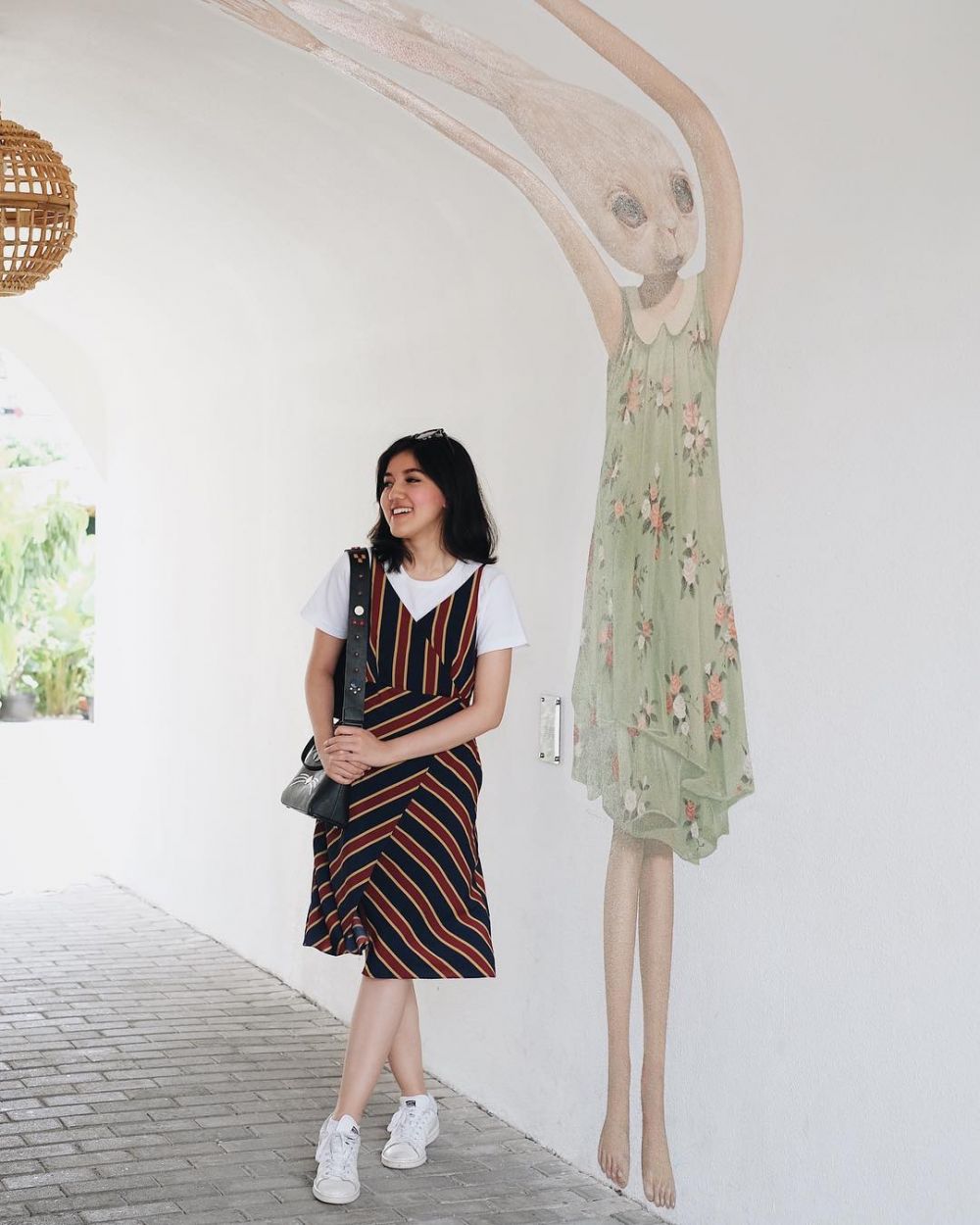 10 Inspirasi OOTD Traveling ala Ify Alyssa, Modis Abis!