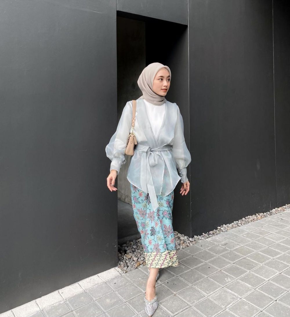 9 Inspirasi OOTD Hijab Atasan Organza, Tampil Chic Saat Kondangan