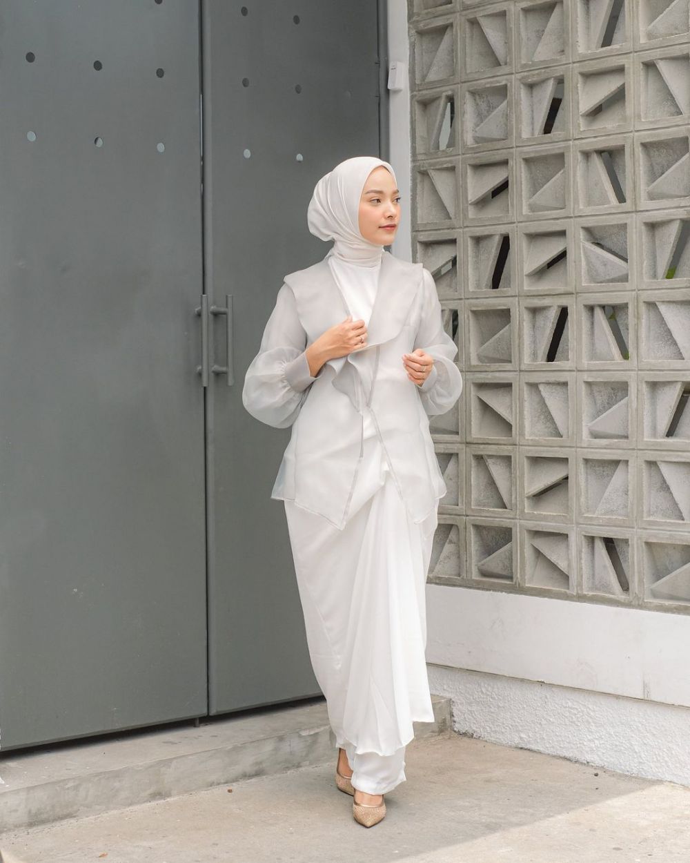 9 Inspirasi OOTD Hijab Atasan Organza, Tampil Chic Saat Kondangan