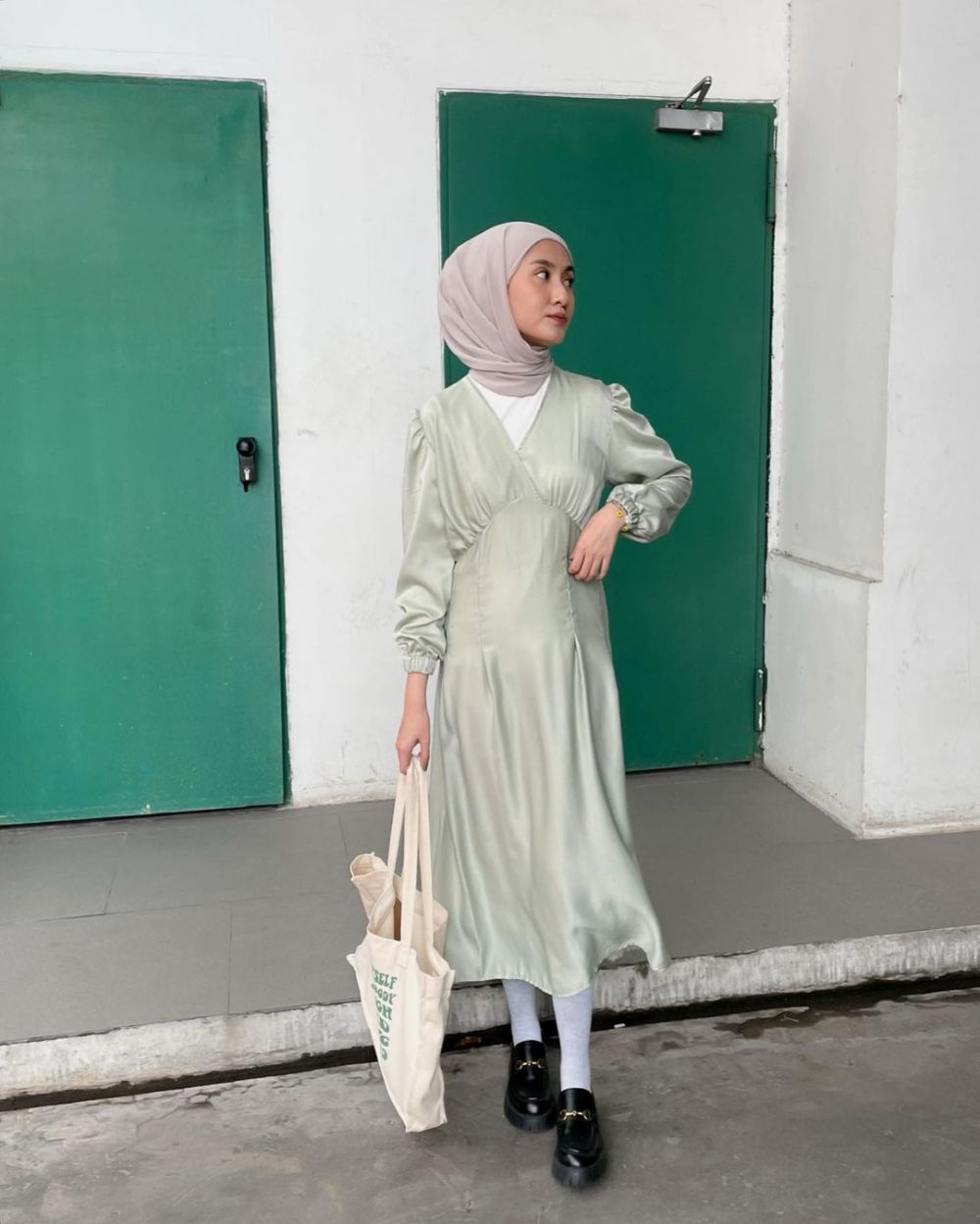 9 Ide Outfit Warna Mint Hijab, Trend Warna Terbaru yang Bikin Adem