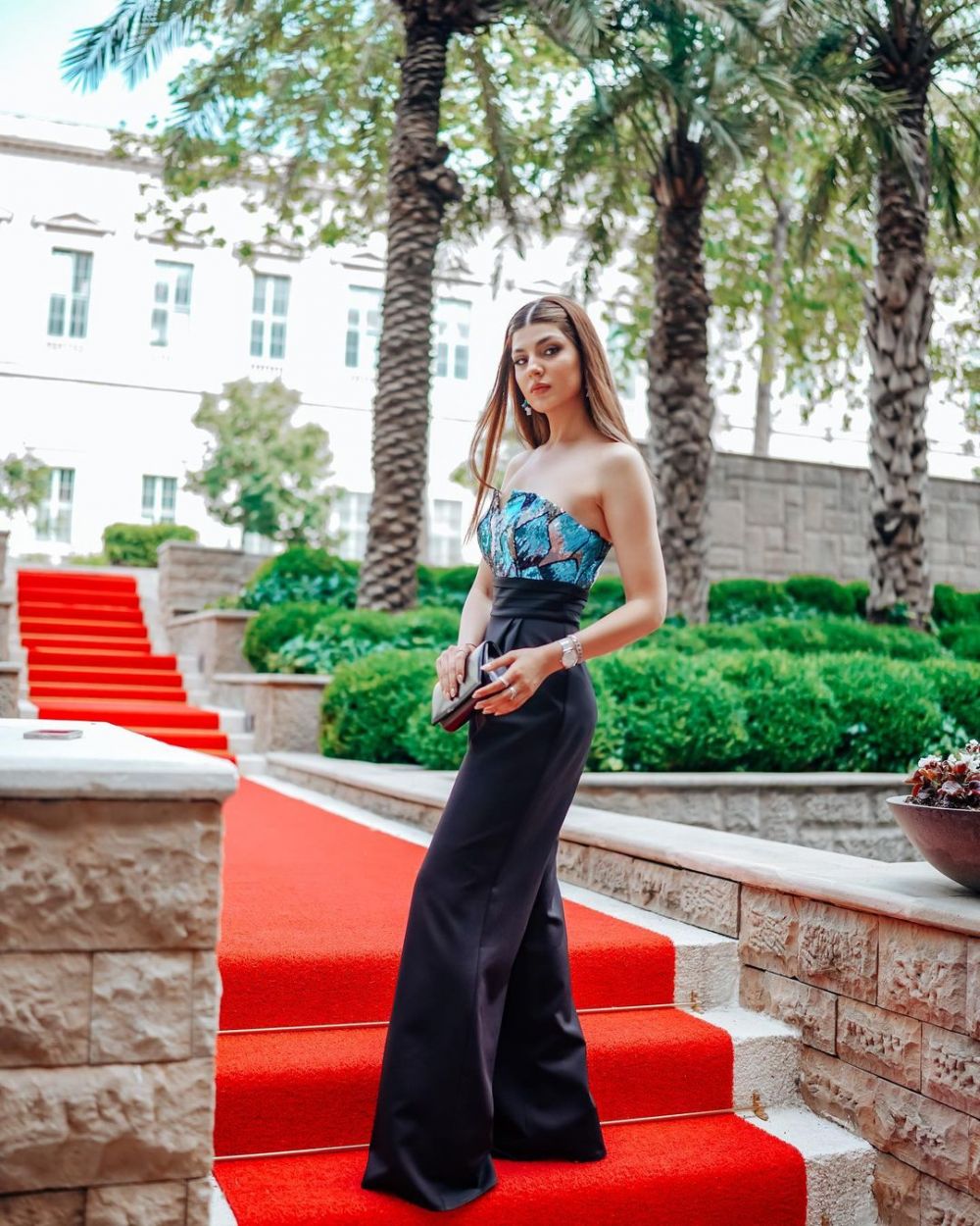 9 Potret Mahrou Ahmadi, Miss Earth Iran 2022 yang Bikin Terpukau