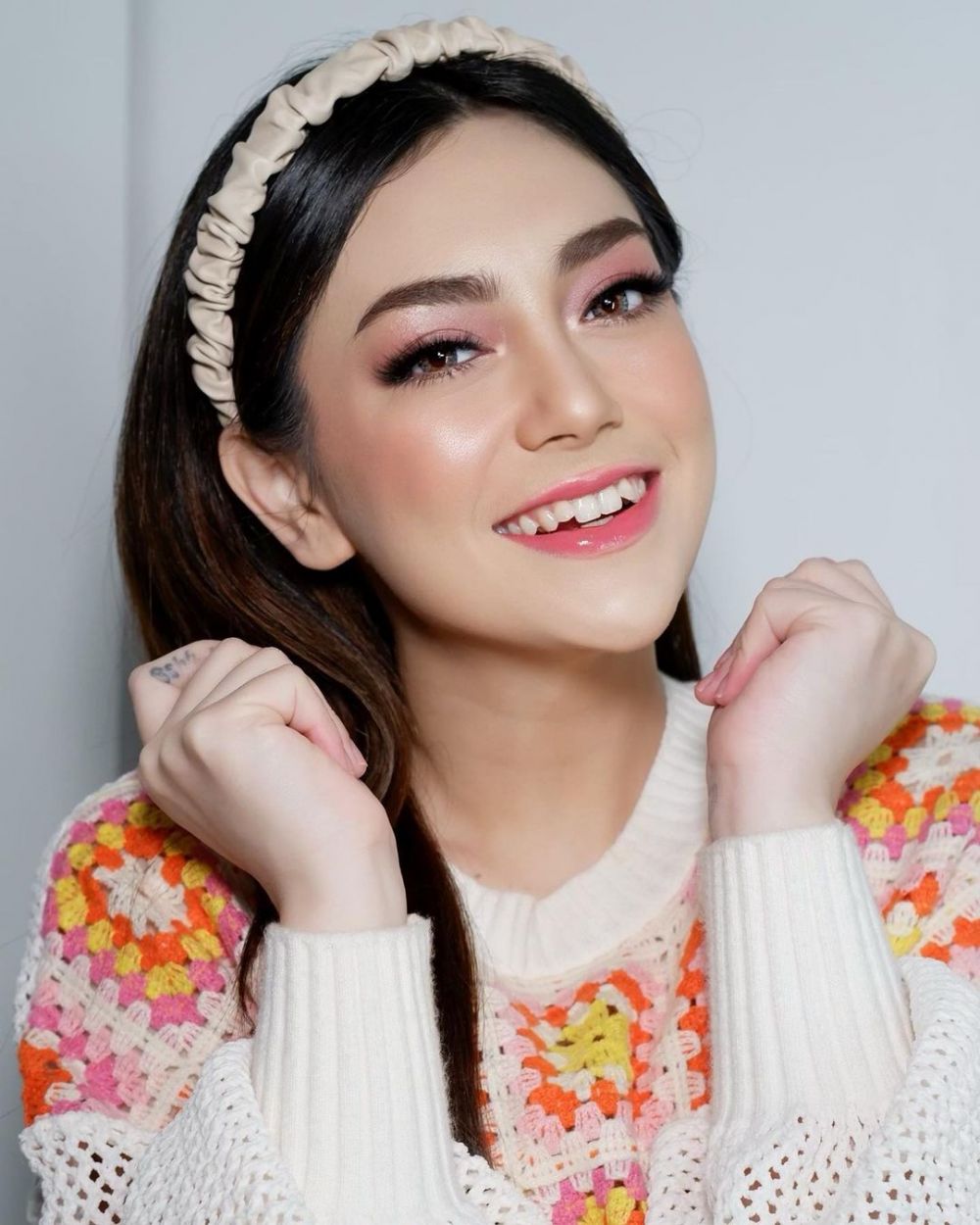 10 Gaya Makeup Celine Evangelista, Fresh dan Natural Mirip Barbie!