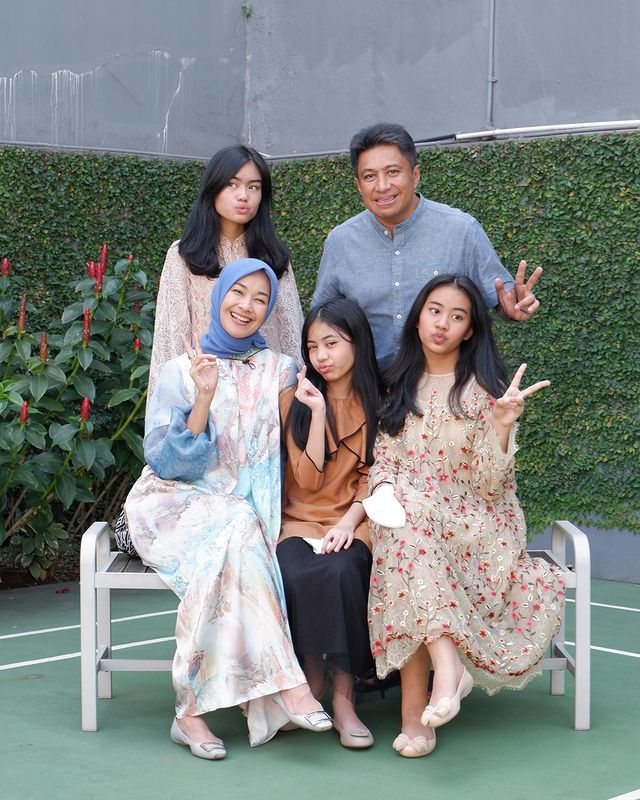 15 Potret Hangat Mantan Putri Indonesia Bersama Keluarga, Masih Eksis