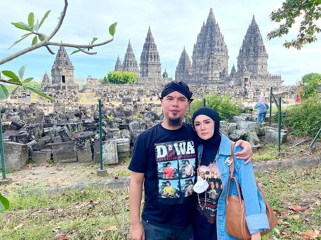 9 Potret Keseruan Seleb Indonesia di Candi Prambanan
