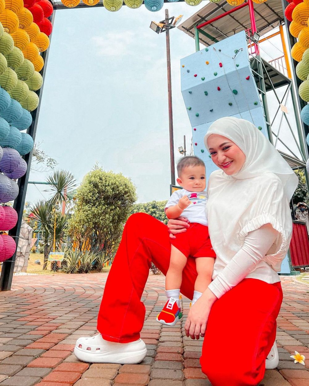 10 Ide Outfit Ibu dan Anak Ala Nathalie Holscher dan Adzam, Kompak!