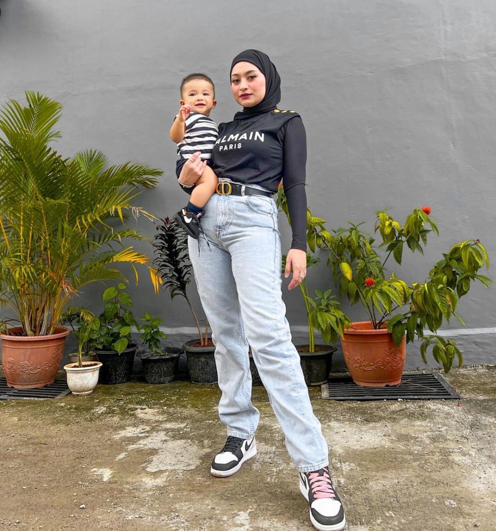 10 Ide Outfit Ibu dan Anak Ala Nathalie Holscher dan Adzam, Kompak!