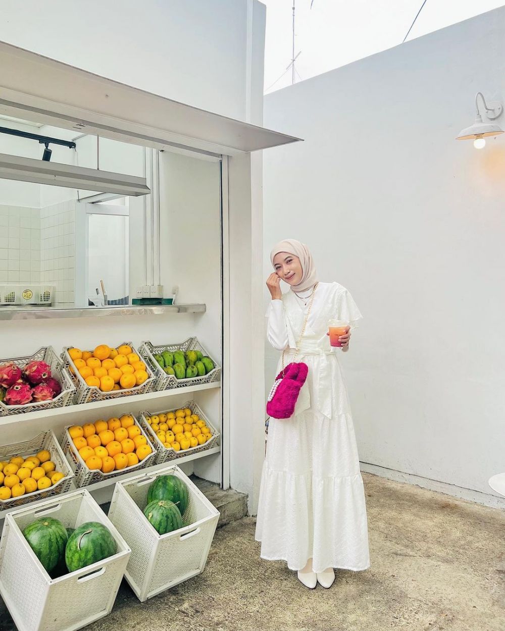 9 OOTD Hijab Nuansa Putih ala Selebgram Rafika Rahma, Elegan!