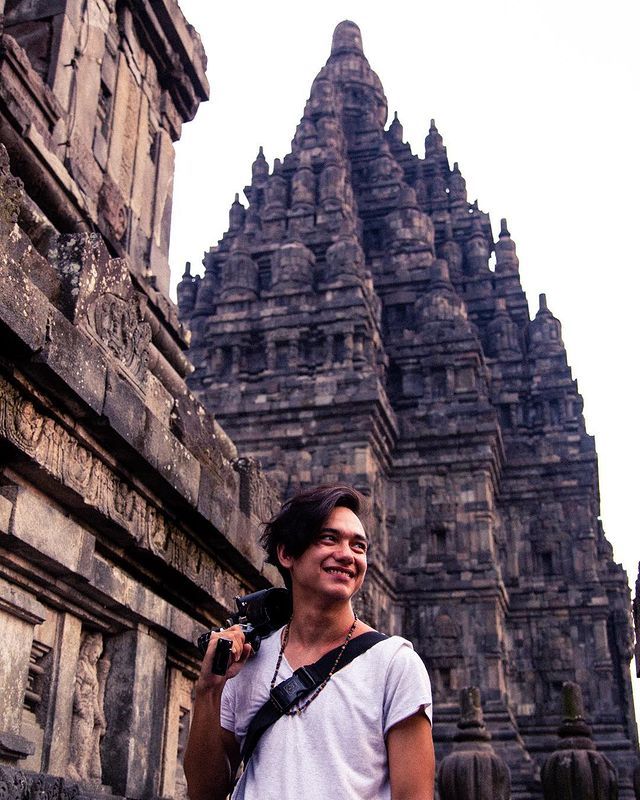 9 Potret Keseruan Seleb Indonesia di Candi Prambanan