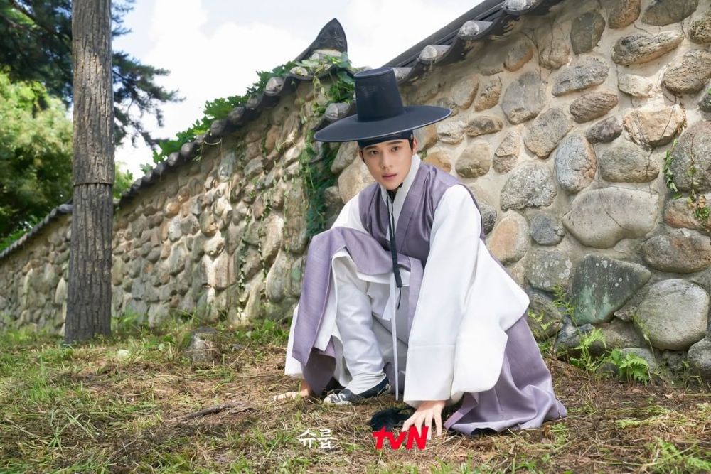 9 Potret Kim Hye Soo Jadi Ratu di The Queen's Umbrella