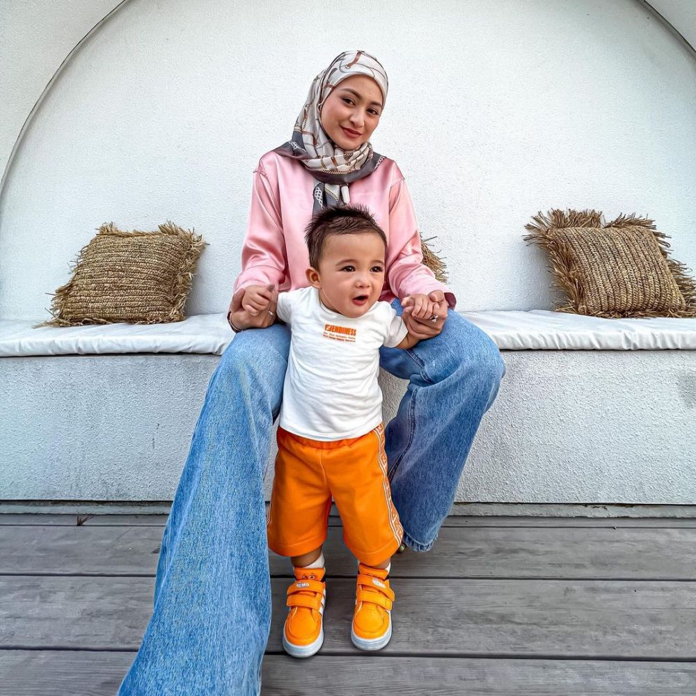 10 Ide Outfit Ibu dan Anak Ala Nathalie Holscher dan Adzam, Kompak!