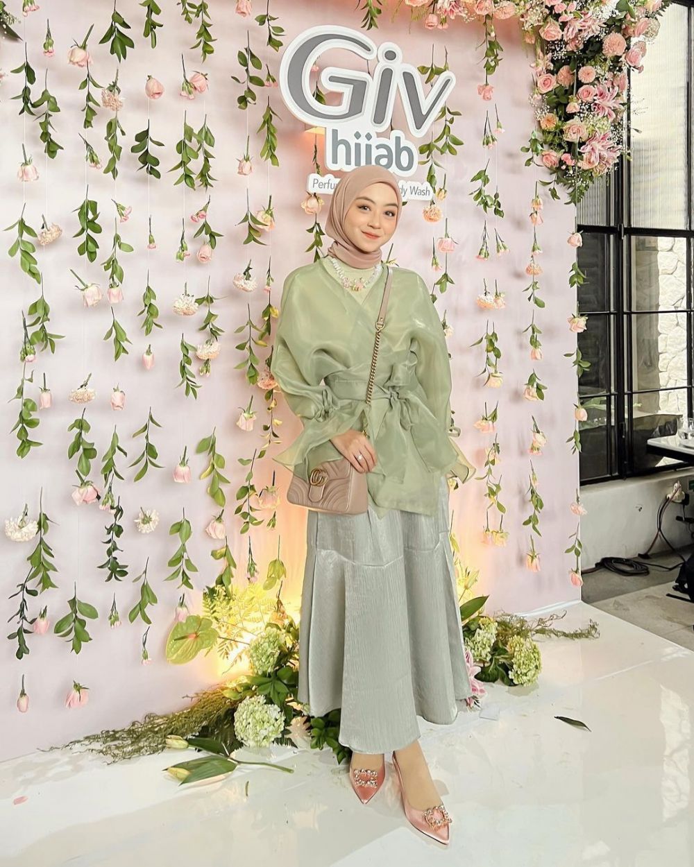 9 Inspirasi OOTD Hijab Atasan Organza, Tampil Chic Saat Kondangan