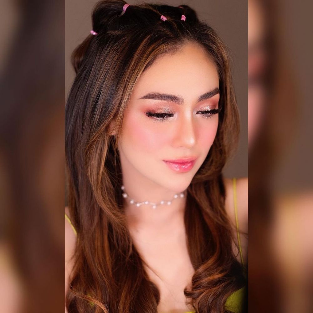 10 Gaya Makeup Celine Evangelista, Fresh dan Natural Mirip Barbie!