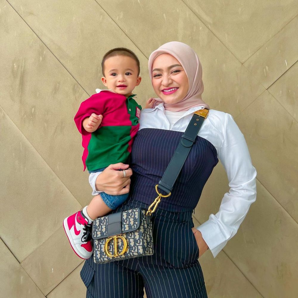 10 Ide Outfit Ibu dan Anak Ala Nathalie Holscher dan Adzam, Kompak!