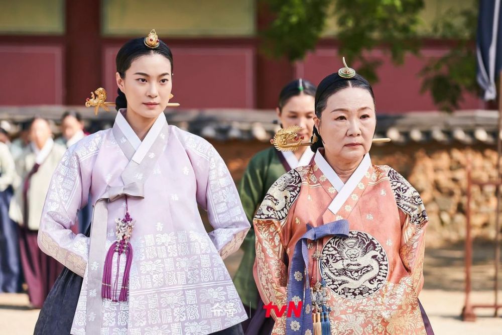 9 Potret Kim Hye Soo Jadi Ratu di The Queen's Umbrella