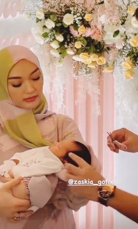 10 Potret Akikah Anak Kedua Zaskia Gotik, Parasnya Imut Abis