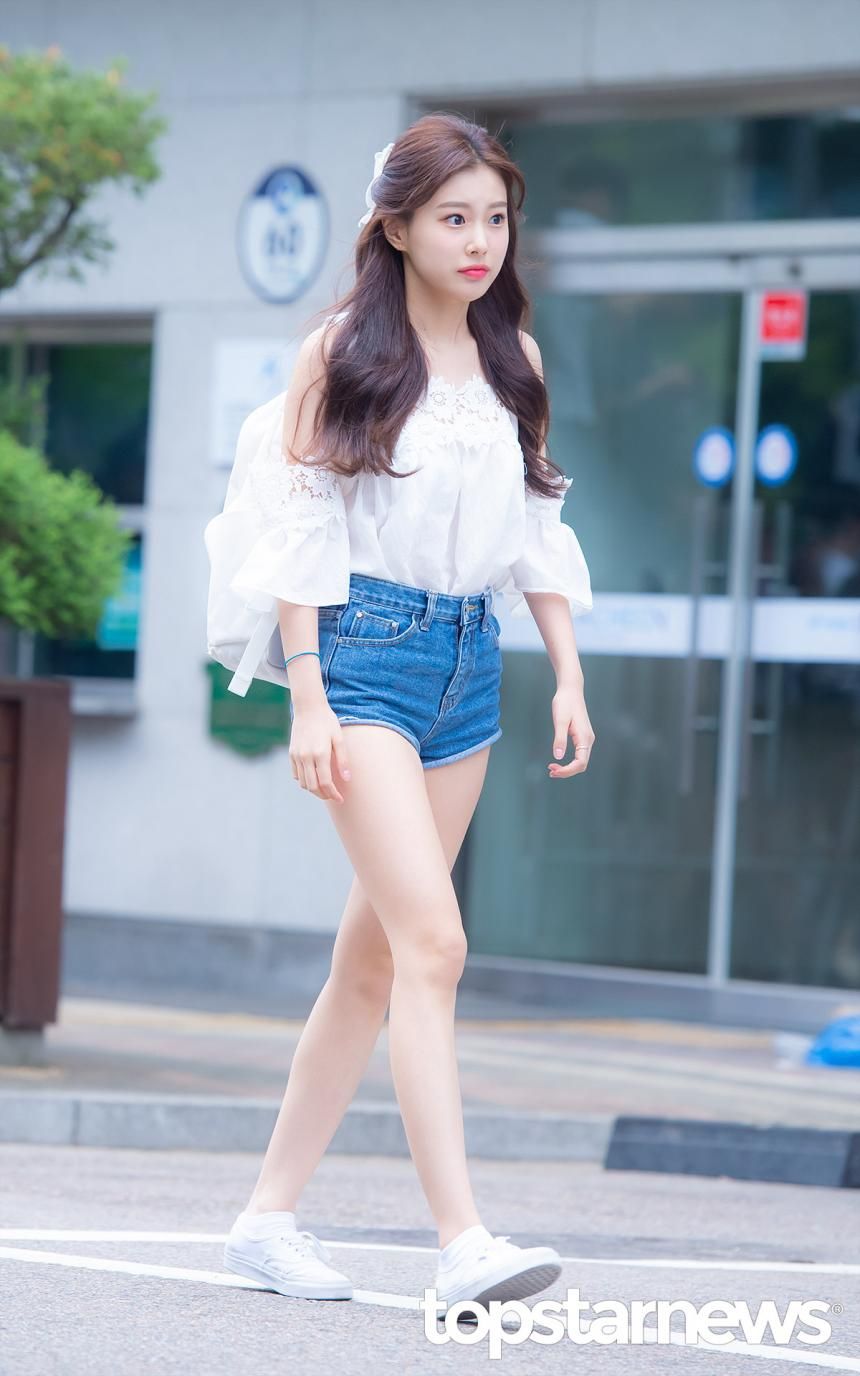 15 Ide Outfit Hangout ala Kang Hyewon Eks IZ*ONE, Kasual Simpel!