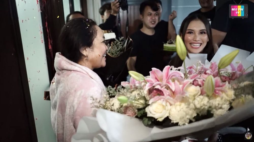 10 Potret Ultah ke-50 Ibunda Ayu Ting Ting, Kuenya Bertabur Dolar