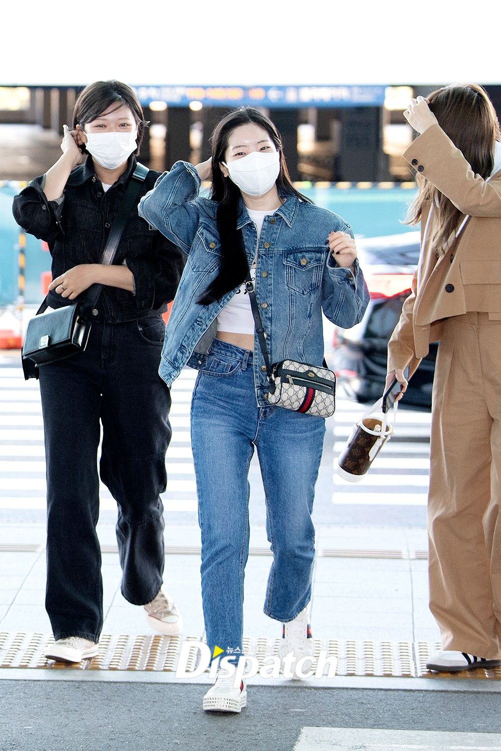 12 Airport Fashion Super Catchy ala Dahyun Twice, Ide Daily Outfit!